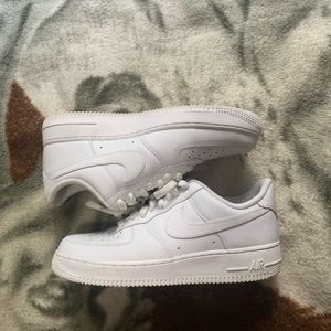 Air Force 1 size 9 ( only wore it once )